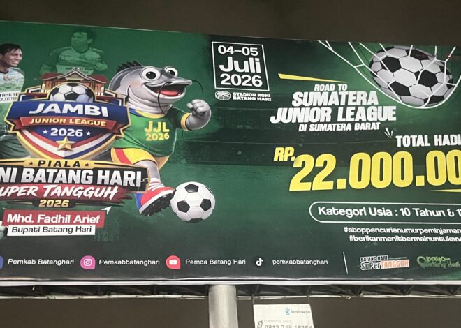 IRONI DI BATANGHARI: GAJI 13 BELUM CAIR, BALIHO FESTIVAL MALAH BERDIRI GAGAH DI JALAN LINTAS