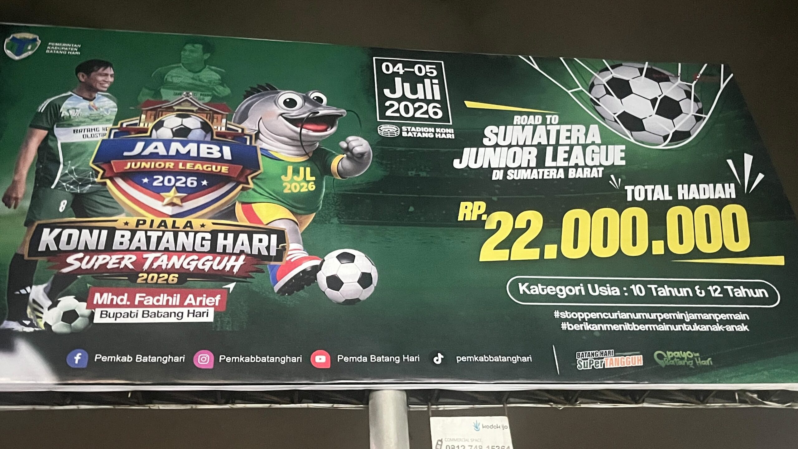 IRONI DI BATANGHARI: GAJI 13 BELUM CAIR, BALIHO FESTIVAL MALAH BERDIRI GAGAH DI JALAN LINTAS